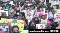 په کراچۍ کې مظاهرچيانو د خپلو جبري لادرکو خپلوانو تصویرونه راخیستي دي - انځور له ارشیفه 