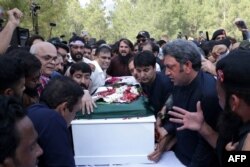 د اکتوبر پر ۲۷مه په اسلام اباد کې سلګونه خلکو د ارشد شریف په جنازه کې ګډون وکړ.