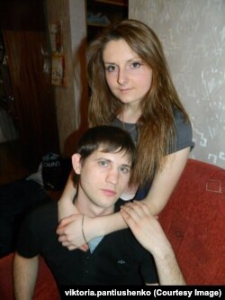 Так пара виглядала у 2013 році, як тільки закохані побралися. За рік Богдан поїхав на війну