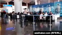 Türkmenistana barýan uçaryň ýolagçylary. Stambulyň aeroporty (arhiw suraty)