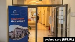 У будынку ЭГУ, архіўнае фота