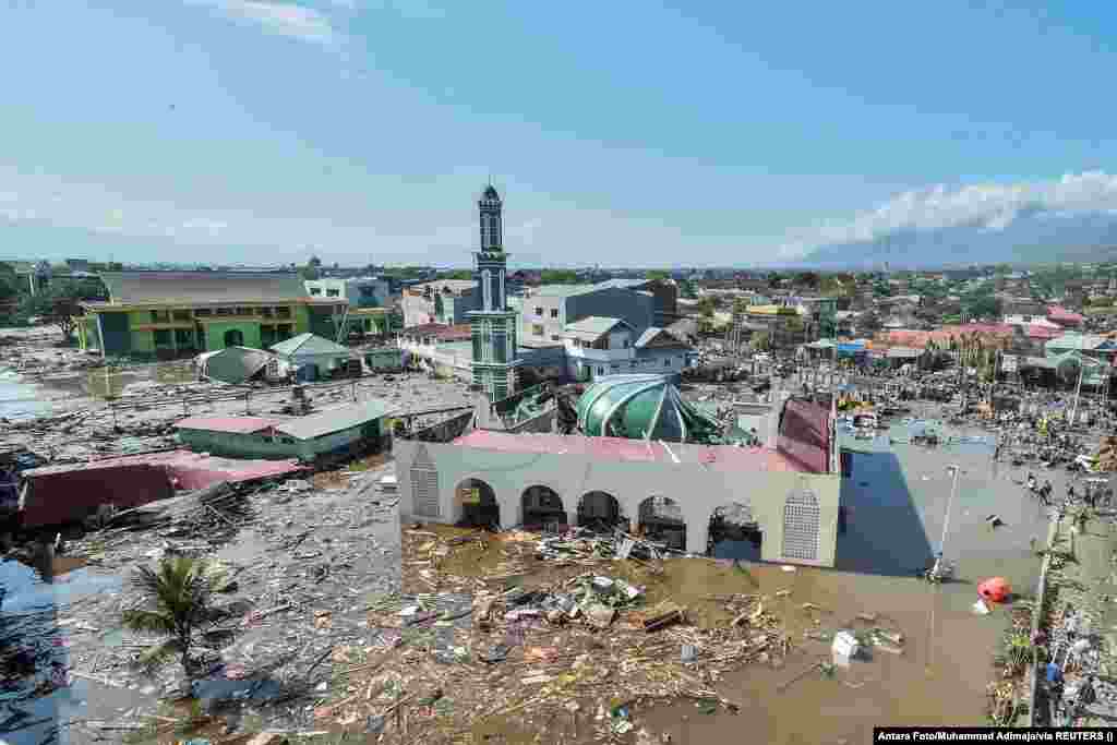 Вигляд з висоти пташиного польоту на мечеть Байтуррахман, яка постраждала від цунамі після землетрусу в Західному Палу, Центральний Сулавесі, Індонезія, 30 вересня 2018 року. Землетрус магнітудою 7,5, що стався 28 вересня, спровокував цунамі, від якого загинуло приблизно 4300 людей