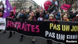 Francezii nu sunt de acord să iasă mai târziu la pensie, așa cum vrea guvernul să schimbe legea. 