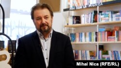 Politologul Cristian Pirvulescu analizează, într-un interviu pentru Europa Liberă, scandalul politic declanșat de ororile din „azilele groazei” și consecințele demisiei ministrului Gabriela Firea. 