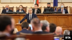 Костадин Костадинов е председател на партията и противник на ваксините, както и на зеления сертификат. 