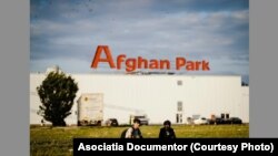 Migranții ajunși din Afganistan în Timișoara se adună pe un teren viran lângă un supermarket. Timișorenii i-au dat numele de „Afghan Park”. Fotografii din în proiectul Asociației DocuMentor au consacrat numele printr-o intervenție fotografică care nu va fi regăsită în realitate.