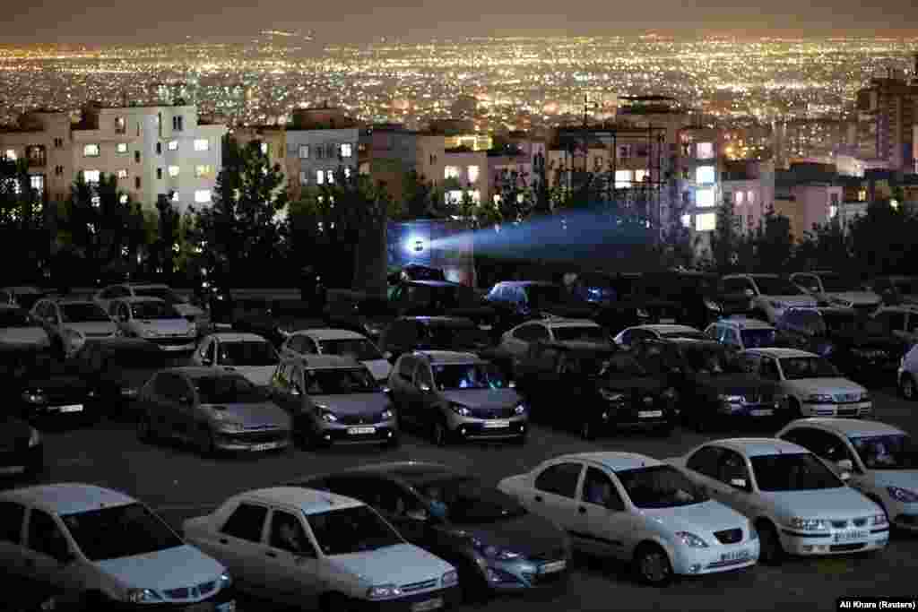 Проекција на ирански филм на луѓе во автомобили во Техеран на 3 мај.