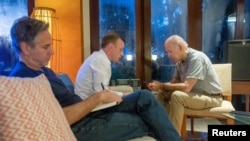 Președintele american Joe Biden, secretarul de stat Antony Blinken și consilierul pe probleme de securitate națională al Casei Albe, Jake Sullivan, în timpul discuției telefonice cu președintele Poloniei, Andrzej Duda, în Bali, Indonezia, 16 noiembrie 2022.