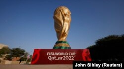 سمبول کپ جام جهانی فوتبال که در نزدیکی استدیوم بزرگ قطر گذاشته شده است. 