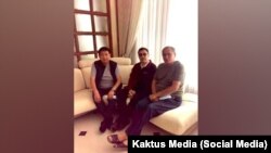 Жогорку Кеңештин депутаты Акылбек Түмөнбаев, президент Садыр Жапаров жана таржымалы талаштуу ишкер Азим Рой (сүрөт качан, кайда тартылганы белгисиз).