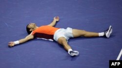 След края на уморителния мач в неделя срещу Каспер Руд Алкарас легна на земята.