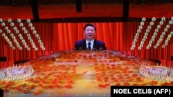 Învățăturile din cartea „Gândurile lui Xi Jinping despre comunismul chinezesc pentru o nouă eră” sunt citate frecvent la reuniunile de partid, dar și pe panouri, în cinematografe sau în școli. Ele sunt predate elevilor încă de la vârsta de șapte ani. (Foto: 2021, ceremonii de aniversare a Partidului Comunist Chinez)