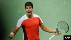 Карлос Алкарас реагира след спечелна точка по време на оспорвания мач за титлата на 11.09.2022 г. в САЩ.