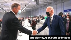 Klaus Iohannis și Joe Biden s-au întâlnit la COP26. Joe Biden, fost vice-președinte în mandatul lui Barak Obama, cel care a depus eforturi majore pentru adoptarea țintelor globale de limitare a creșterii temperaturii, reușește cu greu să reimpună agenda „verde" după mandatul „anti-" al lui Donald Trump. Pentru România, criza climatică nu pare să fie, încă, o prioritate.