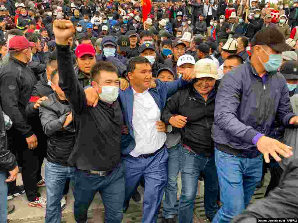 Көп өтпөй Дүйшөн Төрөкуловдун тарапташтары аны "губернатор кылабыз" деп мэрия тарапка сүрөп жөнөштү. Бирок андан майнап чыккан жок. 16:16, 7-октябрь, 2020-жыл.