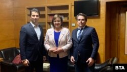 Според опозицията в БСП Корнелия Нинова ползва поста си в правителството, за да си купува вътрешнопартийна подкрепа. На снимката: Нинова с премиера Кирил Петков и вицепремиера Асен Василев.