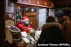 Decorațiile pentru Crăciun costă de la câțiva zeci de lei până la o sută de lei.