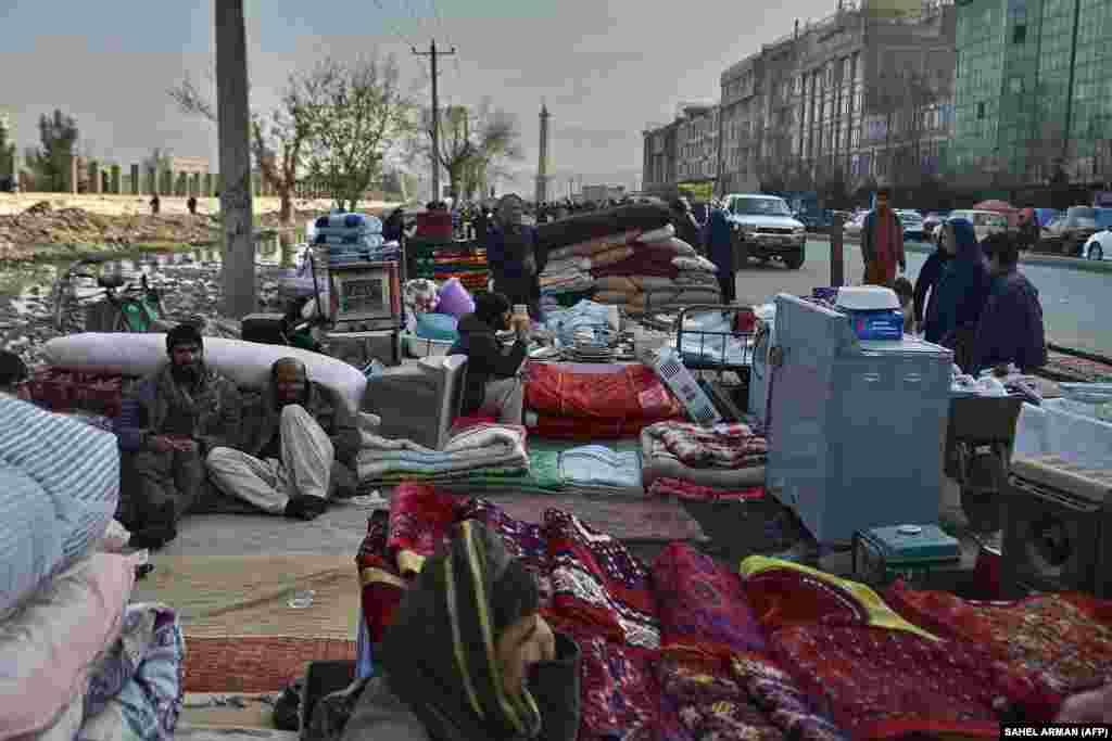 ۱۳ سنبله ۱۴۰۰، مردم در کنار جاده&zwnj;های کابل وسایل و لوازم خانه&zwnj;های خود را می&zwnj;فروشند. پس از بازگشت دوباره طالبان به قدرت نه&zwnj;تنها وضعیت اقتصادی در افغانستان دگرگون شد، بلکه شمار زیادی از افراد متمول کشور را ترک کردند. 