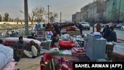 د طالبانو له بیا واکنیدو سره یو شمېر کابل مېشتي هم د کور د وسایلو پلورلو ته اړشول- د ۲۰۲۱ د ډسمبر ۴ مه