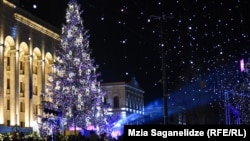 საახალწლოდ მორთული პარლამენტის მიმდებარე სივრცე გასულ წელს