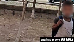 Türkmenistanyň Lebap welaýatynda dilegçilik edýän bir çaga. Arhiw suraty