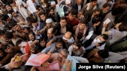 "Талибан" жарандарга паспорт берүүнү кайра жандандыргандан кийинки Кабулдагы паспорт кеңсесинин алдындагы кырдаал. 6-октябрь, 2021-жыл. 