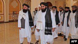 د طالبانو د بهرنیو چارو سرپرست وزیر امیرخان متقي او یو شمېر نور چارواکي - تصویر له ارشیفه 