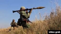 Бойовик готується атакувати українську бронетехніку на Бахмутській трасі з ручного протитанкового гранатомета, жовтень 2014 року