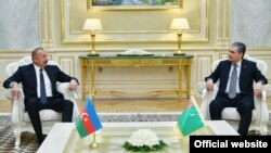 Azerbaýjanyň prezidenti Ylham Alyýew Türkmenistanyň Halk maslahatynyň başlygy Gurbanguly Berdimuhamedow bilen gürleşýär. Arhiw suraty