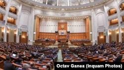 Senatul a votat o lege prin care pragul prejudiciului pentru ca fapta de abuz în serviciu ar fi fost infracțiune să fie de 250.000 de lei. Ulterior, liderii Coaliției de guvernare au promis că vor scădea acest prag.