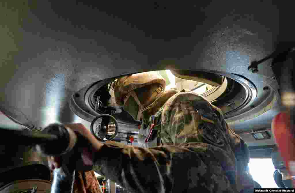 Припадник на украинските вооружени сили во оклопно возило во Широкине, во областа Доњецк, во Украина.