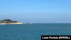 ნანგანის დასავლეთ სანაპიროდან ჩინეთის სასაზღვრო ზოლი ბუნდოვნად, მაგრამ მაინც ჩანს.