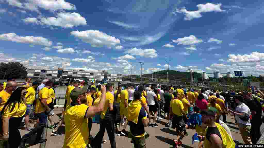 Suporterii, îmbrăcați în culorile echipe naționale, erau peste tot - de la stațiile de metrou până la cafenele și parcuri.