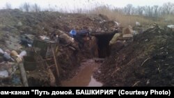 Башкортстаннан мобилизацияләнгән ирнең хатыны белдерүенчә, бу Украинадагы сугышта Русия солдатлары төзегән окопларның берсе