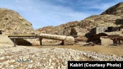 یک پل که در اثر سیلاب تخریب شده است