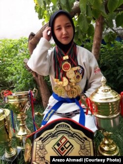 آرزو احمدی ورزشکار جوان افغانستان که فعلاً در پاکستان زندگی می کند و به تمریناتش ادامه داده است