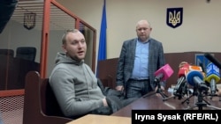 Роман Гринкевич (л) і його адвокат Андрій Гуджал, Печерський районний суд Києва, 22 січня 2024 року