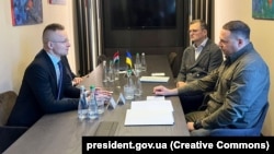 Тодішній міністр закордонних справ Дмитро Кулеба і керівник Офісу президента Андрій Єрмак під час зустрічі з главою МЗС Угорщини Петером Сійярто. Ужгород, 29 січня 2024 року. Як видно на фото, в угорського міністра не могло бути сумніву, з ким насамперед він веде переговори