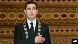 Түркіменстан президенті болып сайланған Сердар Бердімұхаммедов ұлықтау рәсімінде тұр. Ашғабат, 19 наурыз, 2022 жыл.