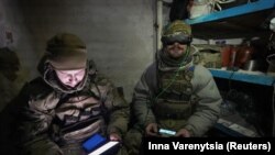 Українські військові з укриття керують роботою безпілотних літальних апаратів, ілюстраптивне фото