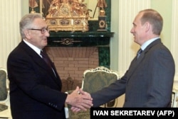 Moscova, 13 iulie 2001 - întâlnire a lui Kissinger cu președintele rus, Vladimir Putin.