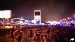 Російські нацгвардійці взяли під контроль територію навколо «Крокус Сіті хол» у Підмосков'ї після масового убивства людей, які прийшли на концерт, увечері 22 березня 2023 року