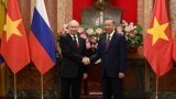 Президент России Владимир Путин и Генсек КПВ То Лам (в то время президент Вьетнама) пожимают друг другу руки в Президентском дворце в Ханое. 20 июня 2024 года.