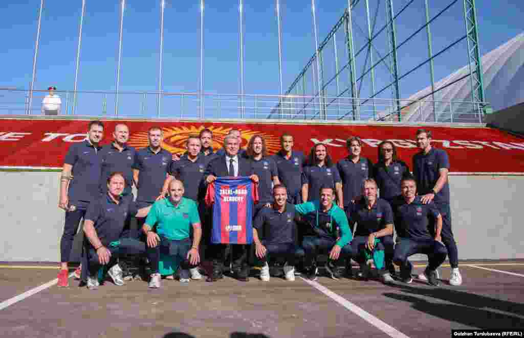 30-августта Бишкектеги Дөлөн Өмүрзаков атындагы стадиондо испаниялык &ldquo;Барселона&rdquo; клубунун мурдагы оюнчулары жана Борбор Азиянын ардагер футболчулары ортосунда беттеш өттү. Ал 3:0 эсебинде "Барселонанын" жеңиши менен аяктады. Мунун алдында &ldquo;Барселонанын" легендалары Жалал-Абад шаарындагы футбол академиясынын ачылышына катышып, жаш футболчулар менен ойноп, машыгууларды өткөрдү. Кыргызстанга клубдун президенти Жоан Лапорта да келди.