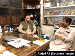 له زندانه تر خوشې کېدو وروسته فیاض ظفر په خپل دفتر کې له ملګرو سره ناست دی.