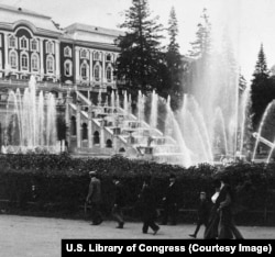 Фонтаните в Петерхоф до Санкт Петербург