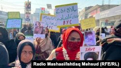 بلوڅان د اوږدې مودې راهیسې د ورک شویو خپلوانو د خوشې کولو لپاره مظاهرې کوي ـ پخوانی انځور.