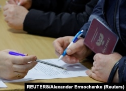 Виборець заповнює документи під час фейкового референдуму про приєднання контрольованої угрупованням «ДНР» території до Росії. Донецьк, 27 вересня 2022 року