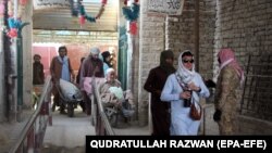 د تورخم بندر یوه څنډه. په دې لاره هره ورځ یو زیات شمېر افغانان پاکستان ته کډه کوي.