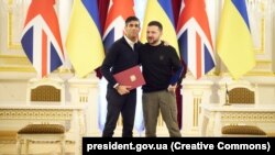 Президент України Володимир Зеленський і прем’єр-міністр Великої Британії Ріші Сунак (ліворуч) після підписання безпекової угоди. Київ, 12 січня 2024 року 